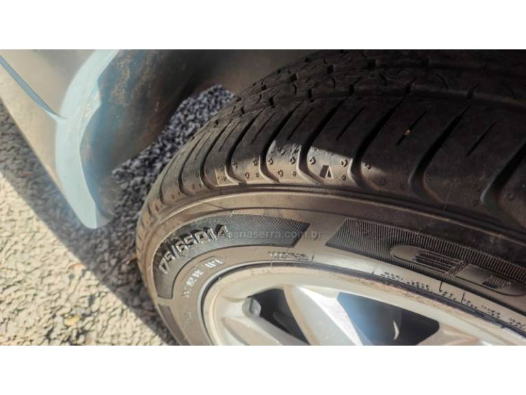 RENAULT - CLIO - 2002/2002 - Prata - R$ 12.900,00